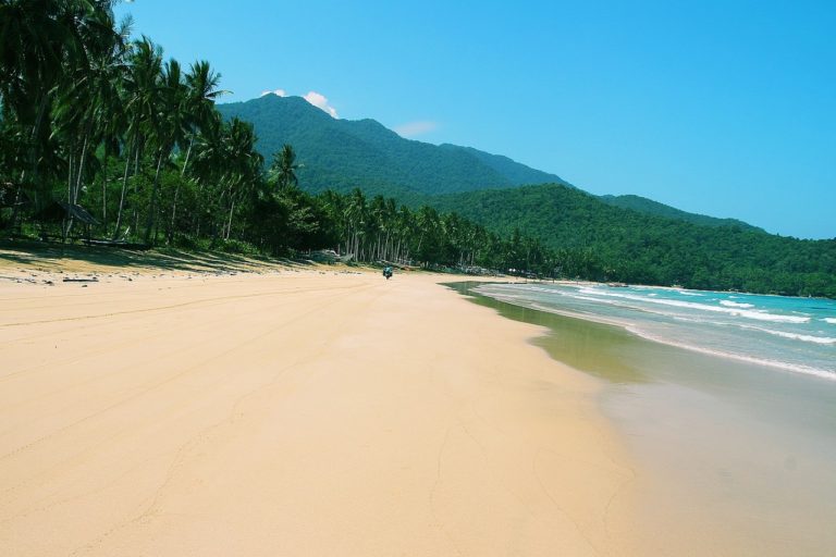 Voyage aux Philippines sur une plage entourée de montagnes verdoyantes Akaoka