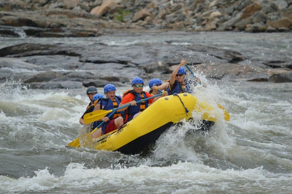 Rafting au Népal sur une rivière Akaoka