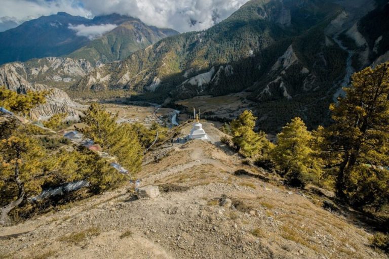 Trekking au Népal à Annapurna : un monument blanc au milieu des montagnes verdoyantes Akaoka