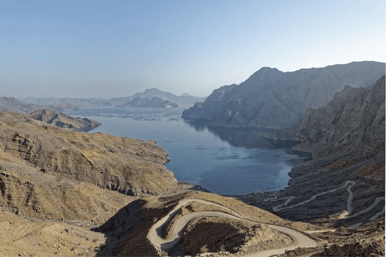 Rando Oman: une belle vue du lac à la couleur bleu pendant cette randonnée à travers le sultanat