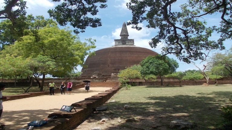 Séjour au Sri Lanka sur le site archéologique de Polonnaruwa : visite d'un temple Akaoka