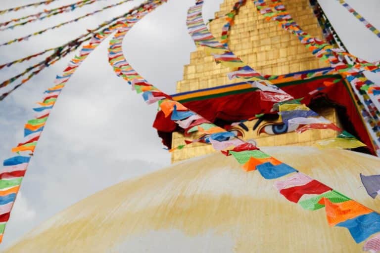 Voyage au Népal : un temple avec des yeux et des guirlandes de drapeaux colorés Akaoka