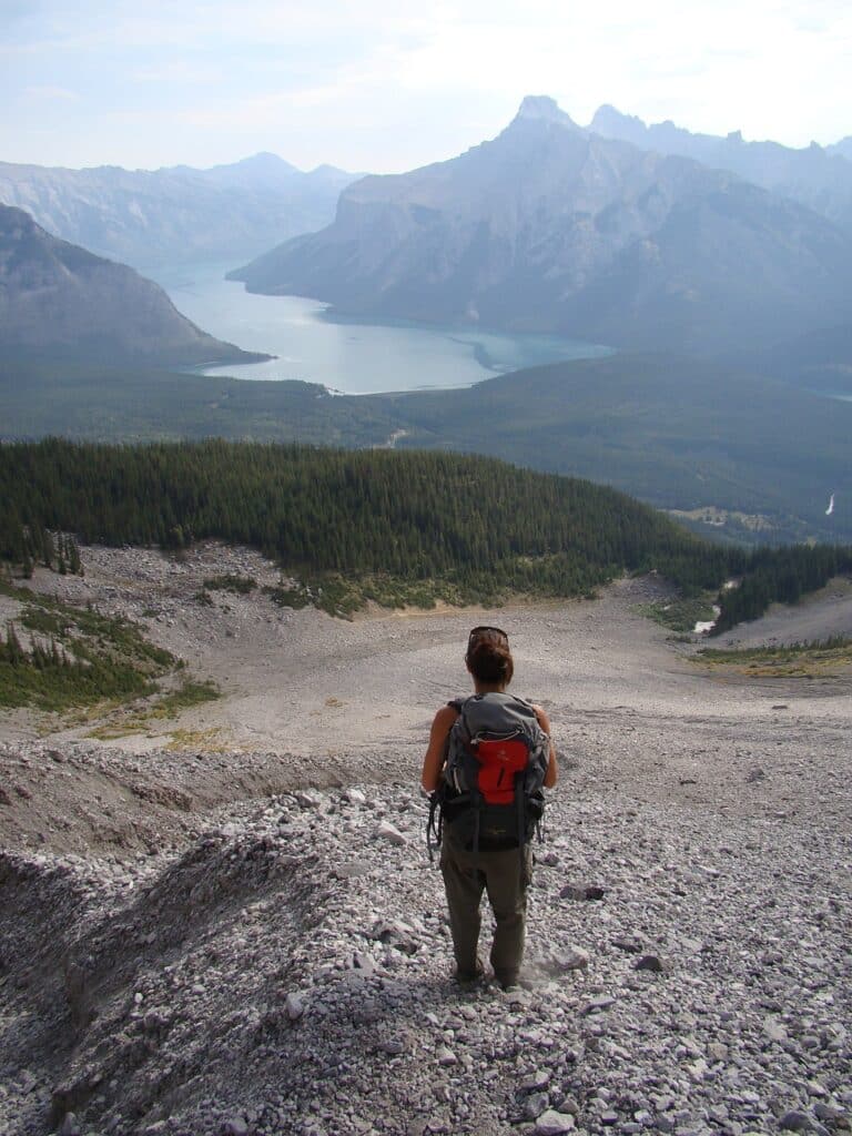 Trek au Canada sur des sentier caillouteux au bord d'une forêt de sapins et d'un lac Akaoka