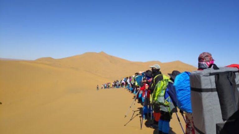 Randonnée en Mongolie en groupe dans le désert Akaoka