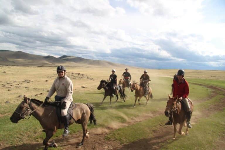 Randonnée équestre en Mongolie au cœur des vallées Akaoka