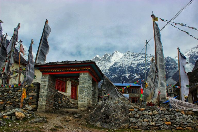 Randonnée au Népal : un village au pied de la montagne Akaoka