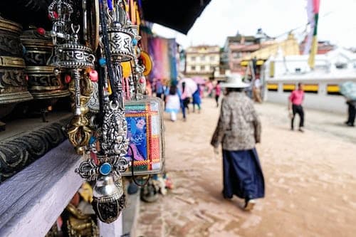 Randonnée au Népal dans la ville avec des stands d'objets souvenir Akaoka