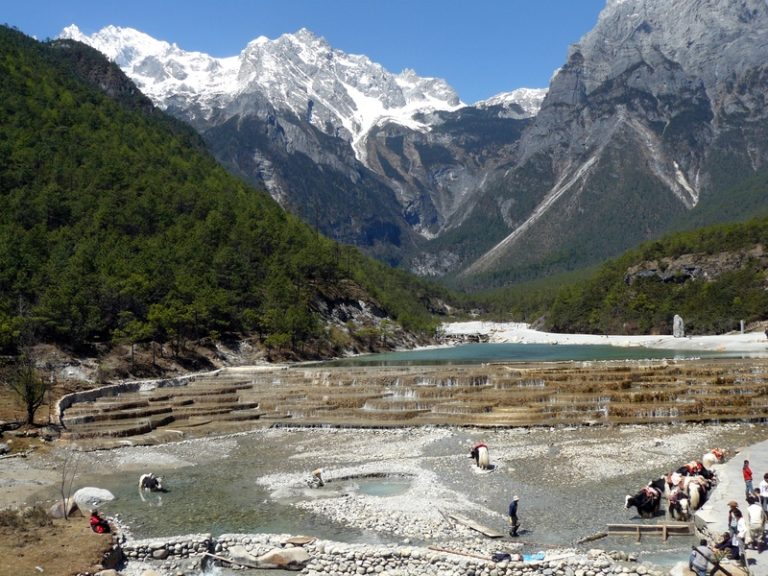 Randonnée en Chine au bord d'une étendue d'eau, au large des montagnes enneigées Akaoka