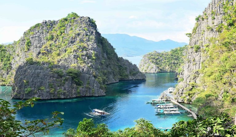 Randonnée aux Philippines : sur l'île Coron à Palawan en bord de fleuve Akaoka