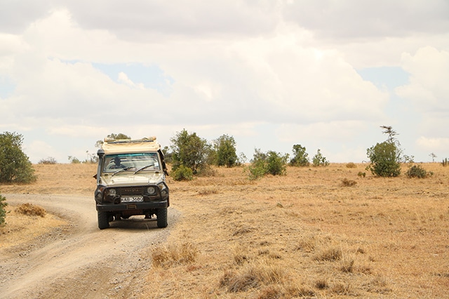 Safari au Kenya en 4x4 sur la route dans le désert Akaoka