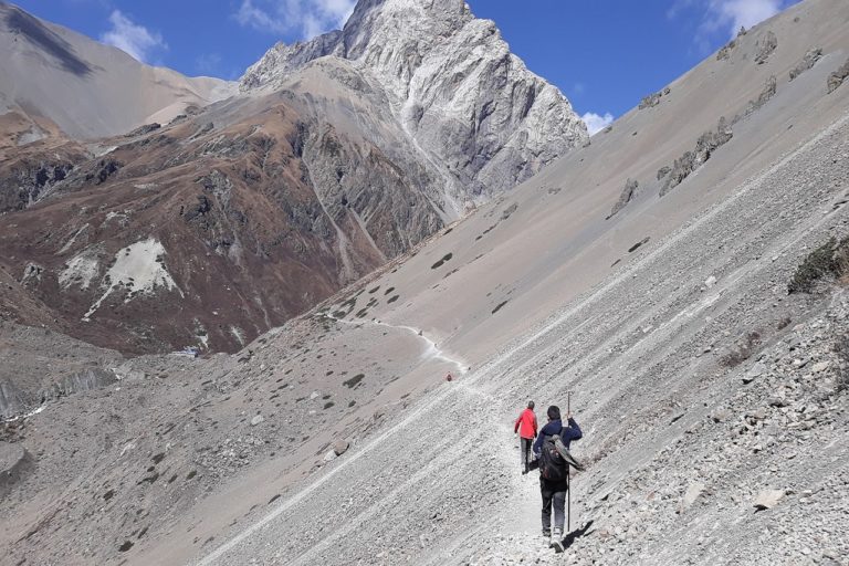 Randonnée au Népal sur un sentier rocheux en montagne Akaoka