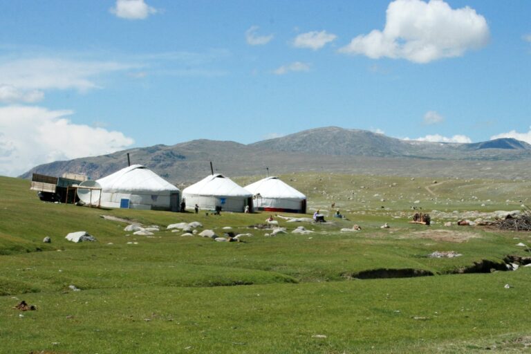 Trek en Mongolie : découverte d'un village dans une vallée au cœur des montagnes Akaoka