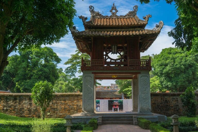 Voyage au Vietnam et visite du temple de la littérature Van Mieu Quoc Tu Giam Akaoka