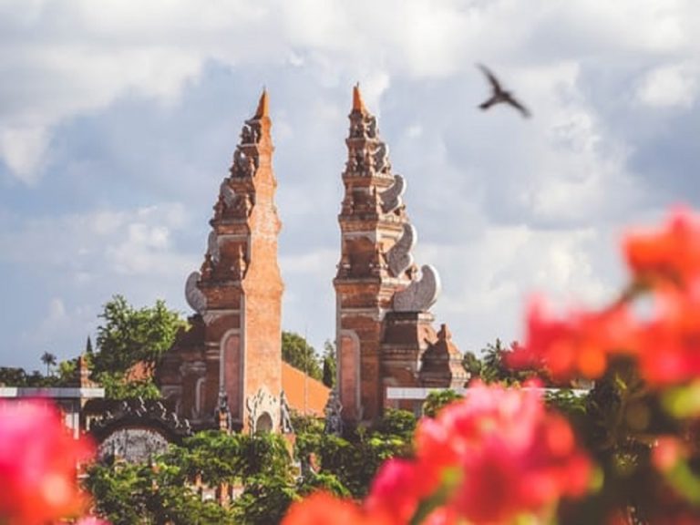 Voyage en Indonésie : visite d'un temple indonésien avec deux tours orangées Akaoka