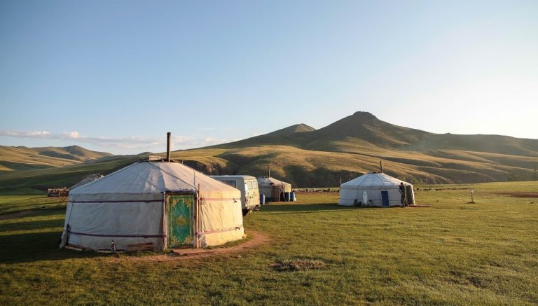 Randonnée à cheval en Mongolie à Terelj : vue sur le paysage montagneux Akaoka