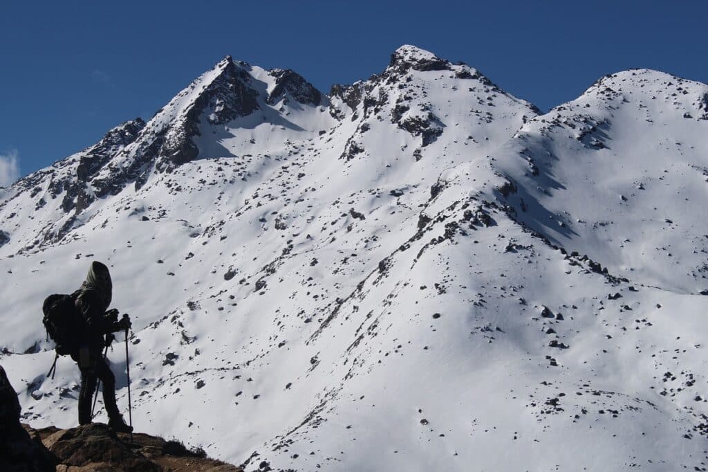 Trekking au Népal au cœur de montagnes recouvertes de neige Akaoka