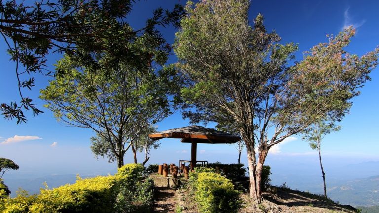 Trek au Sri Lanka : une petite terrasse au sommet d'une falaise Akaoka