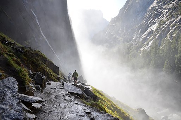 Trek au Pérou sur un sentier rocheux au milieu des montagnes avec un brouillard Akaoka