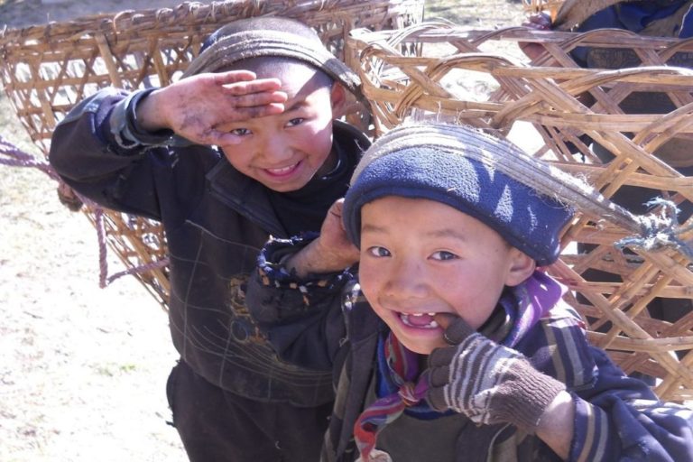 Trekking au Népal à l'Everest à la rencontre de deux enfants locaux Akaoka