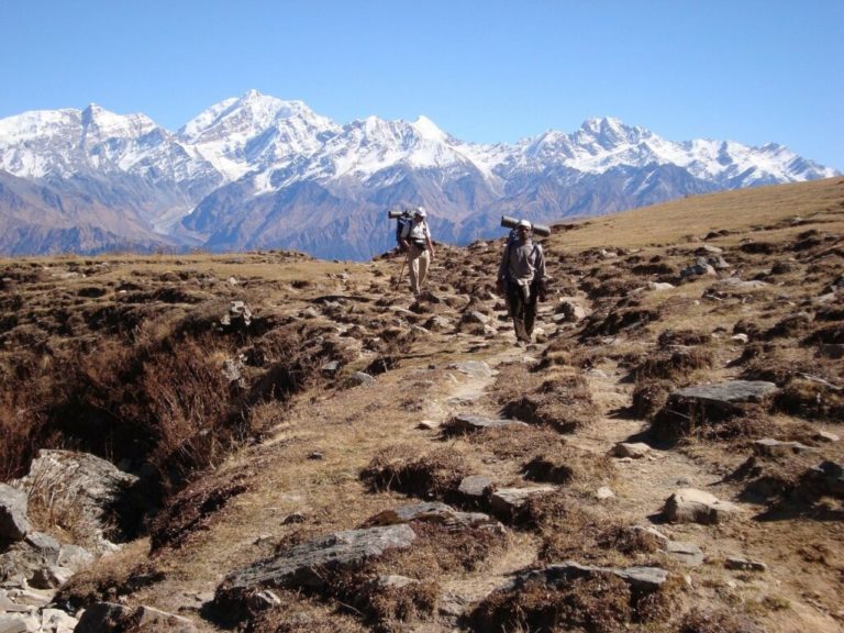 Trekking au Népal sur les sentiers de roche dans la vallée montagneuse de Langtang Akaoka