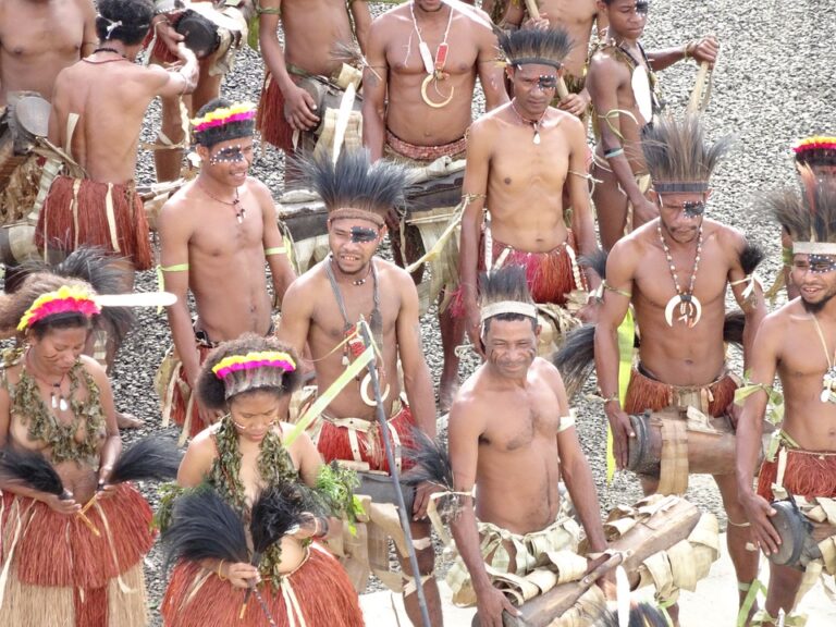 Voyage en Indonésie à la rencontre des Toraja en tenues traditionnelles Akaoka