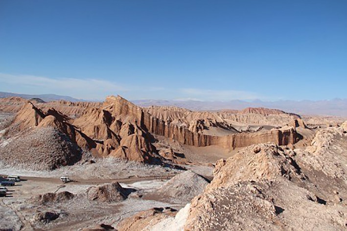 Randonnée en Bolivie dans le désert aride de la vallée de la lune Akaoka