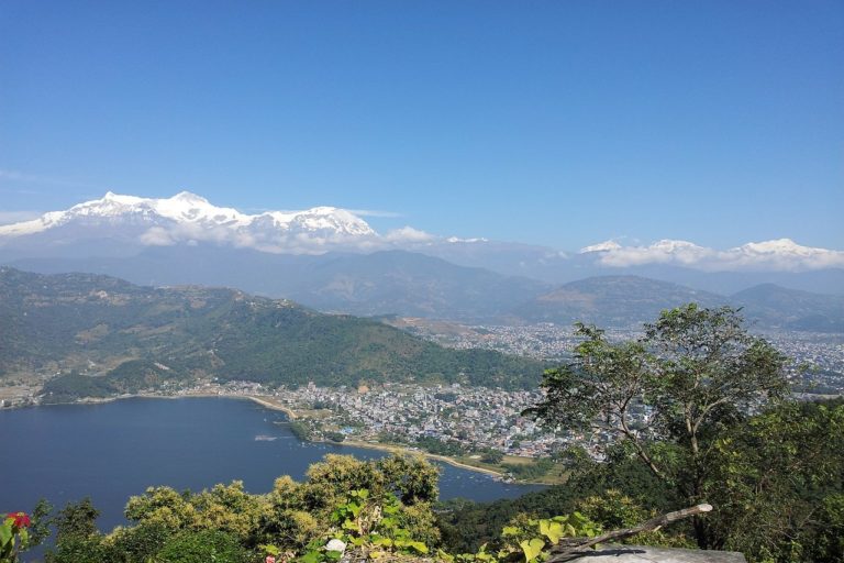 Randonnée au Népal dans une ville côtière encerclée par les montagnes Akaoka