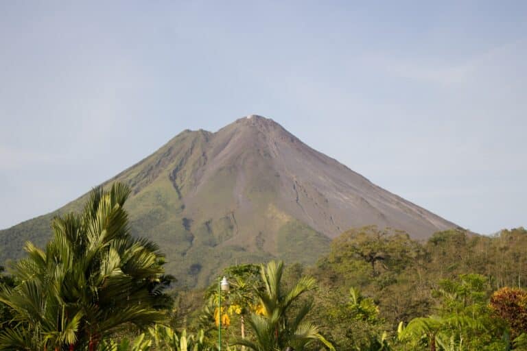 Aventure au Costa Rica dans une forêt tropicale au bord d'un volcan Akaoka