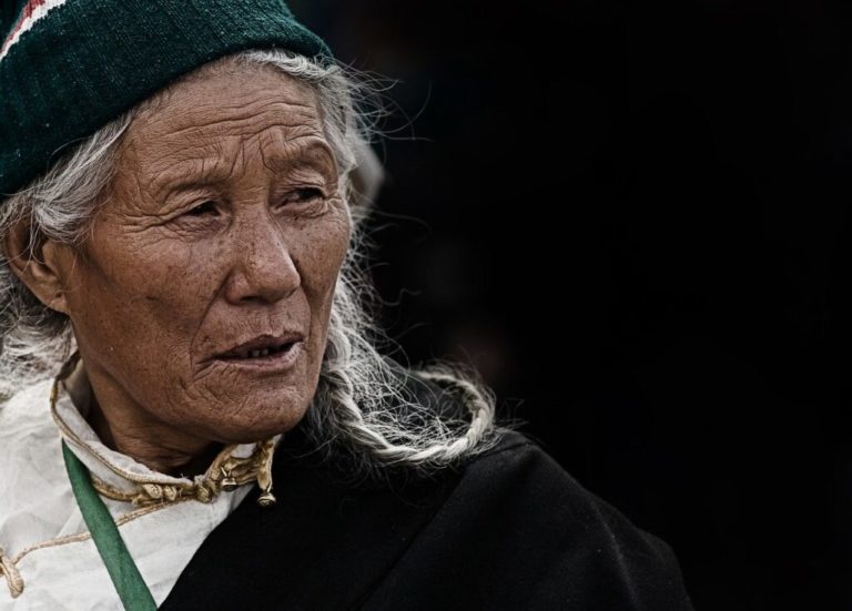 Voyage au Tibet : une femme tibétaine en habit traditionnel Akaooka