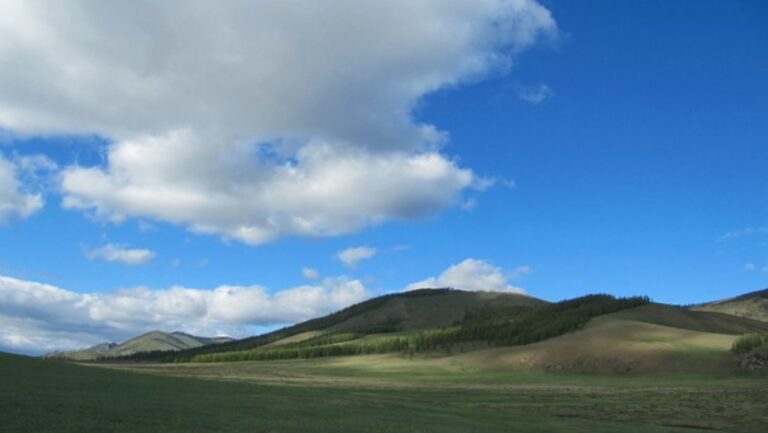 Trekking en Mongolie dans les montagnes verdoyantes Akaoka