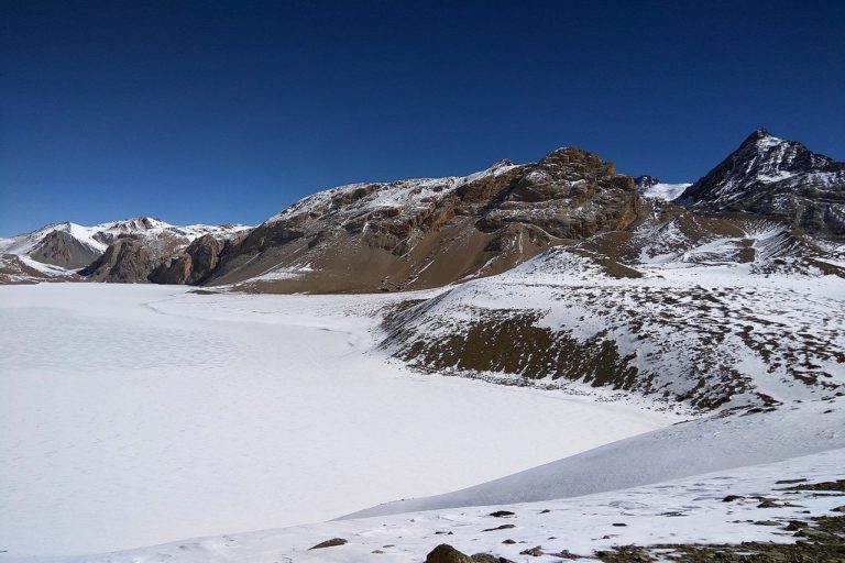 Randonnée au Népal à Annapurna sur les montagnes enneigées Akaoka