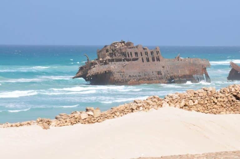 Voyage au Cap-Vert : épave d'un bateau en bord de plage Akaoka