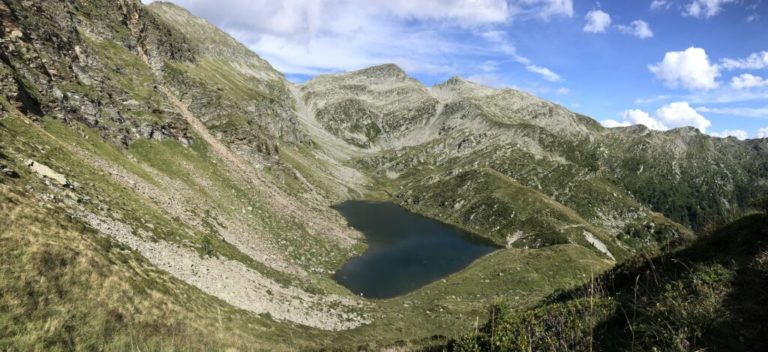 Randonnée au Cap-Vert sur l'île Santiago : vue sur les montagnes et le lac Akaoka