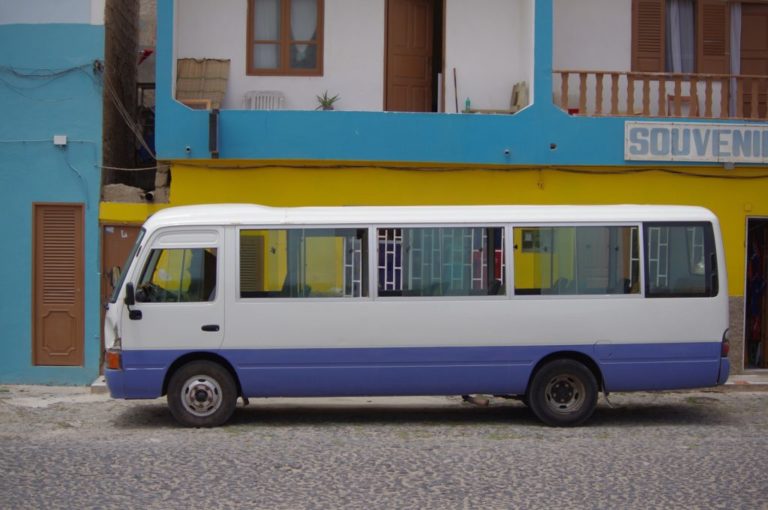 Voyage au Cap-Vert mini-bus de ville à Santo Antao et Fogo Akaoka