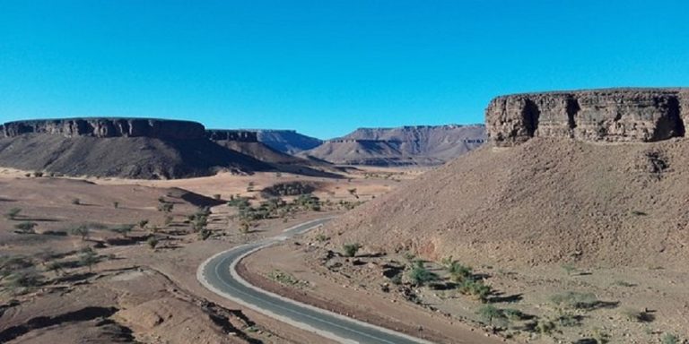 Raid en Mauritanie sur la route dans le désert Akaoka