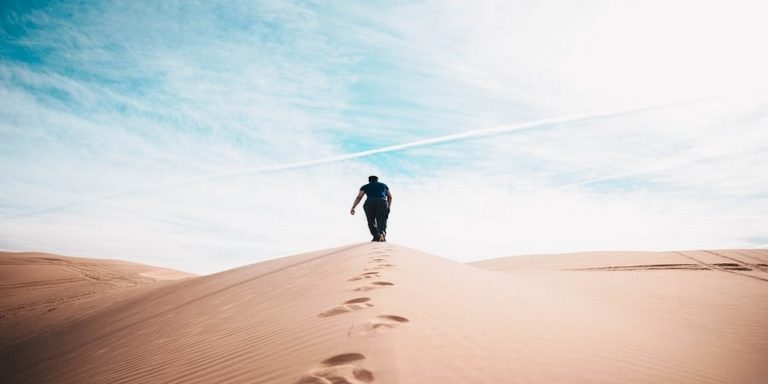 Randonnée pédestre en Mauritanie sur une dune du désert Akaoka