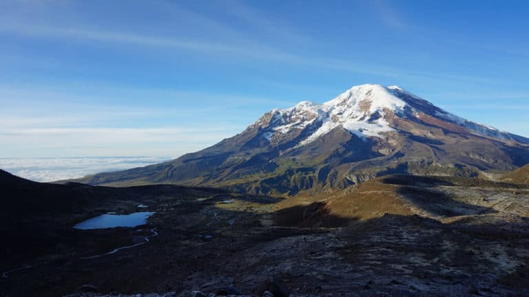 Randonnée dans les hautes Andes équatoriennes : vue sur le volcan Chimborazo Akaoka