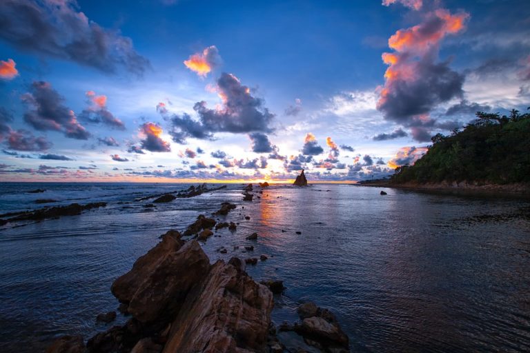 Croisière en Indonésie à Lambo : coucher de soleil sur la plage Akaoka