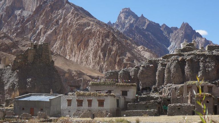 Trekking en Inde à Ladakh : un village indien au pied des montagnes de Ladakh Akaoka