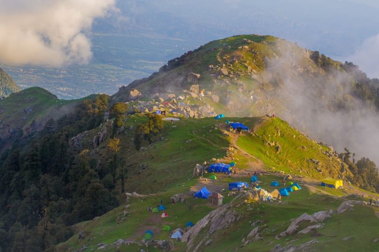 Trekking en Inde : campement au sommet de la montagne Dharamsala Akaoka