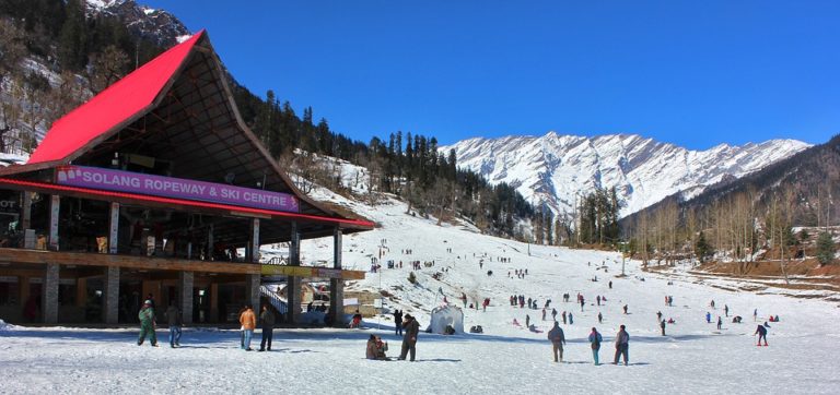 Voyage au nord de l'Inde au pied de l'Himalaya avec un paysage enneigé Akaoka