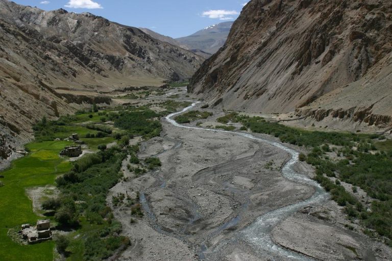 Trekking en Inde dans la vallée de Ladakh : une rivière au milieu de montagnes Akaoka