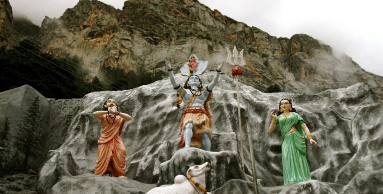 Voyage en Inde à la source Gange-Shiva : des statues tirées d'une légende des dieux Akaoka