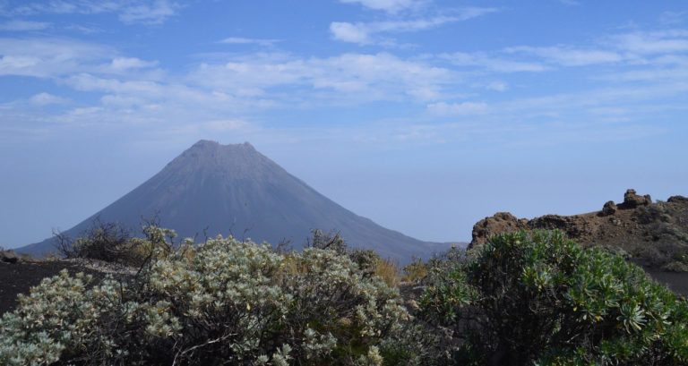 Randonnée Cap Vert à Fogo : vue sur un volcan Akaoka