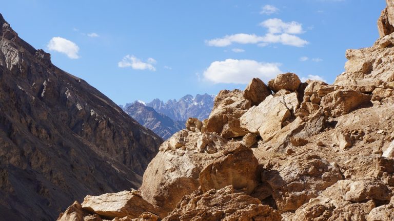 Trek en Inde de la Markha au cœur de montagnes rocheuses Akaoka