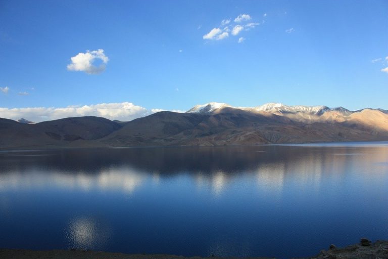 Trek en Inde du Nord : des montagnes et sommets à l'horizon ainsi qu'un grand lac Akaoka