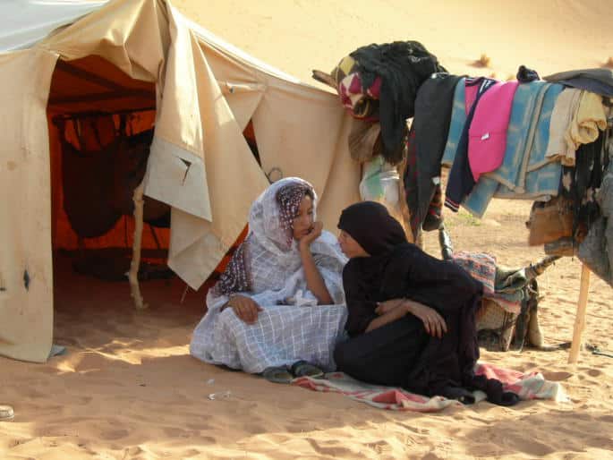 Voyage en Algérie à Ahnet : des femmes dans le désert sous une tente Akaoka