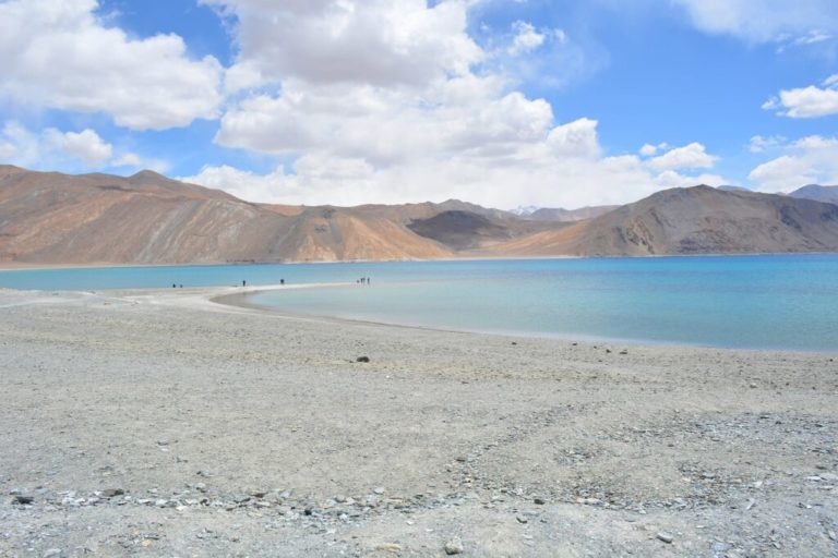 Voyage Inde circuit Himalaya : des montagnes et collines à l'horizon, ainsi qu'un lac bleu ciel en forme de cœur.