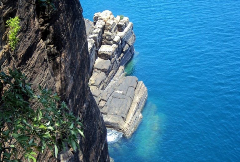 Randonnée au Sri Lanka sur les falaises en bord de mer Akaoka