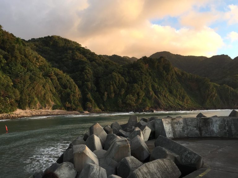 Voyage en Martinique : vue sur l'océan et les montagnes verdoyantes de l'île Akaoka